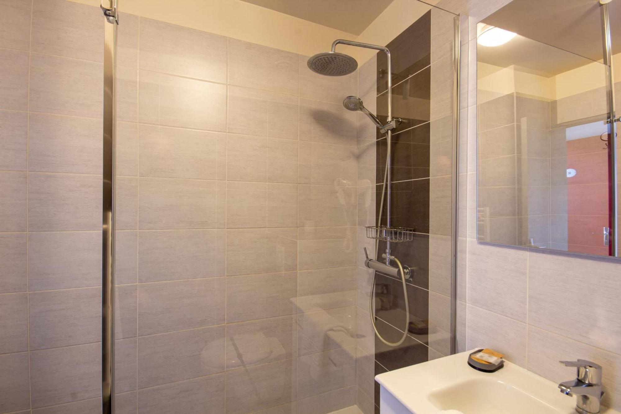סוז'ון Cit'Hotel Le Commerce מראה חיצוני תמונה